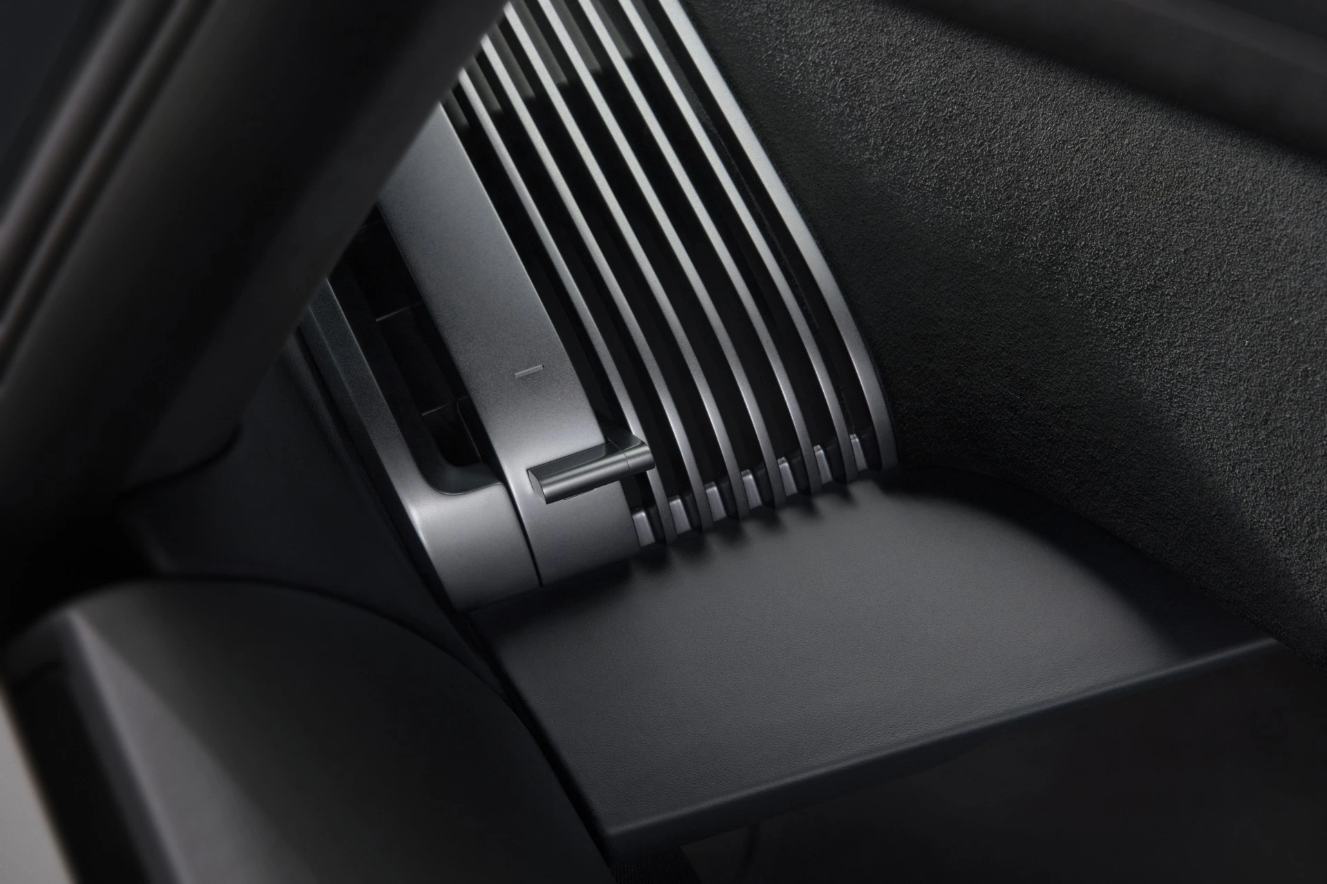 Detal wnętrza Audi Nuvolari z minimalistycznym nawiewem