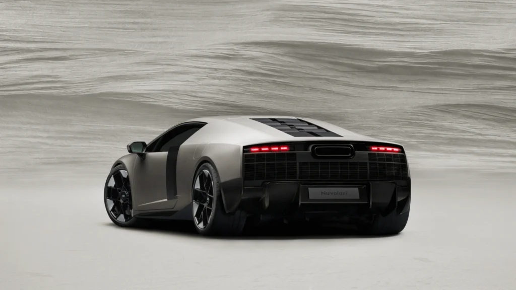Audi Nuvolari od tyłu, szeroka sylwetka hybrydowego supersamochodu