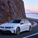 Nowe BMW i3 50 xDrive First Edition podczas jazdy po górskiej drodze