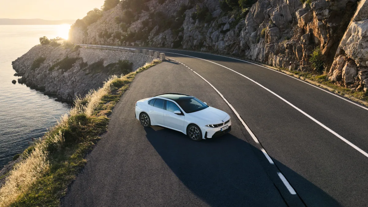 Nowe BMW i3 50 xDrive na nadmorskiej drodze podczas prezentacji zasięgu do 906 km WLTP