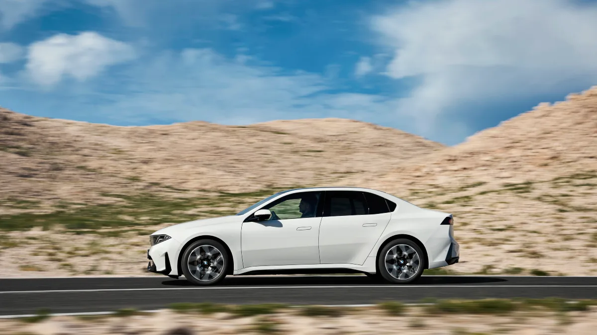 Profil boczny BMW i3 50 xDrive jako elektrycznej limuzyny serii 3. Nowe BMW i3