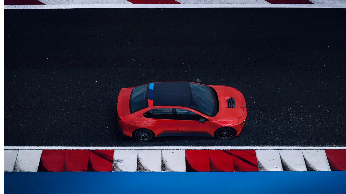 BMW M Concept Neue Klasse widziane z góry na torze wyścigowym