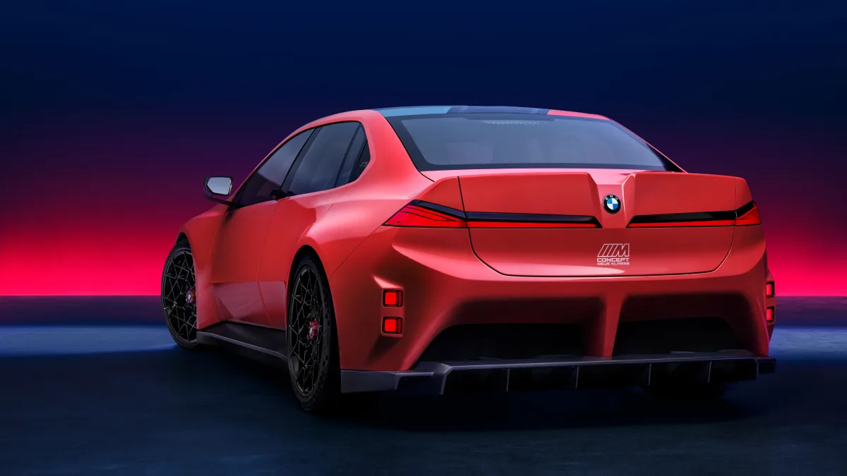 Tył BMW M Concept Neue Klasse z ducktail spoilerem i dyfuzorem