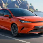 BYD Dolphin G DM-i jako pomarańczowy hatchback plug-in hybrid jadący miejską drogą