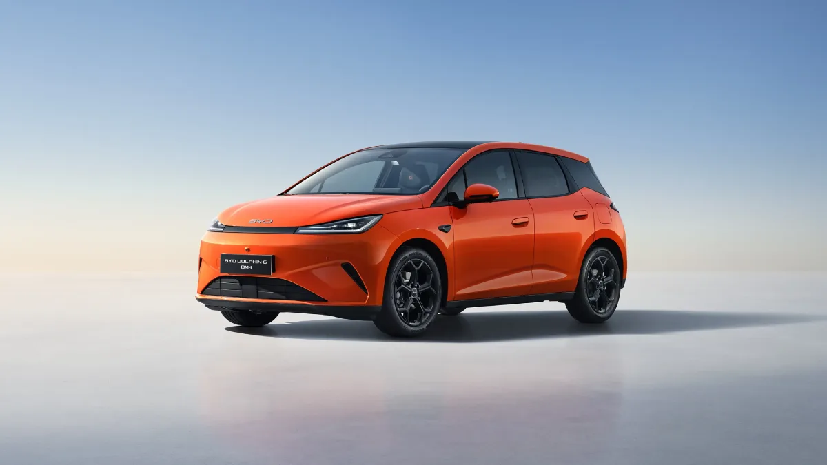 BYD Dolphin G DM-i z przodu jako miejski hatchback plug-in hybrid
