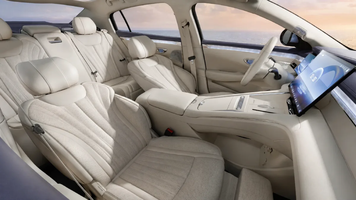 BYD Seal 08 2026 – jasne wnętrze z fotelami Zero Gravity i dużym ekranem centralnym