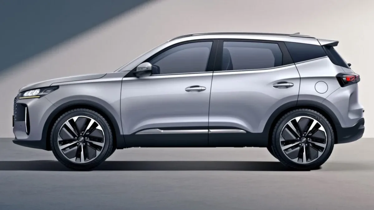 Profil boczny Chery Tiggo 4 HEV. Kompaktowy SUV segmentu B-SUV.