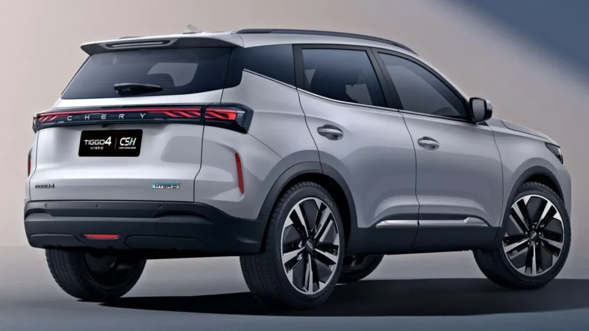 Tył Chery Tiggo 4 HEV. Chiński SUV hybrydowy dostępny w Polsce od 95 900 zł.
