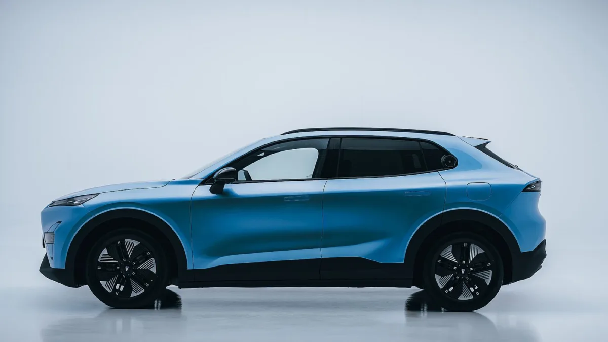 Deepal S05 PHEV w ujęciu bocznym jako rodzinny SUV plug-in