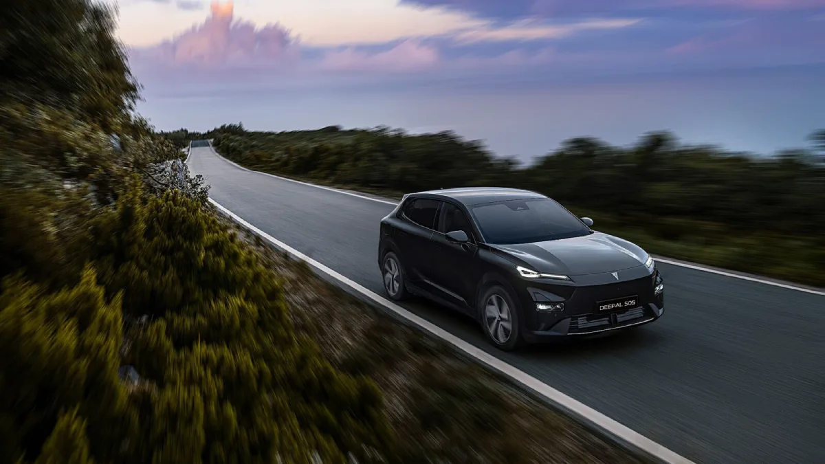 Deepal S05 PHEV podczas jazdy trasą jako SUV plug-in z zasięgiem do 1060 km