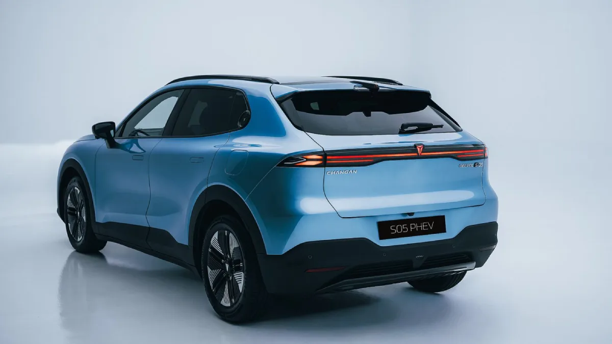 Tył Deepala S05 PHEV z oznaczeniem modelu i szerokim pasem świetlnym