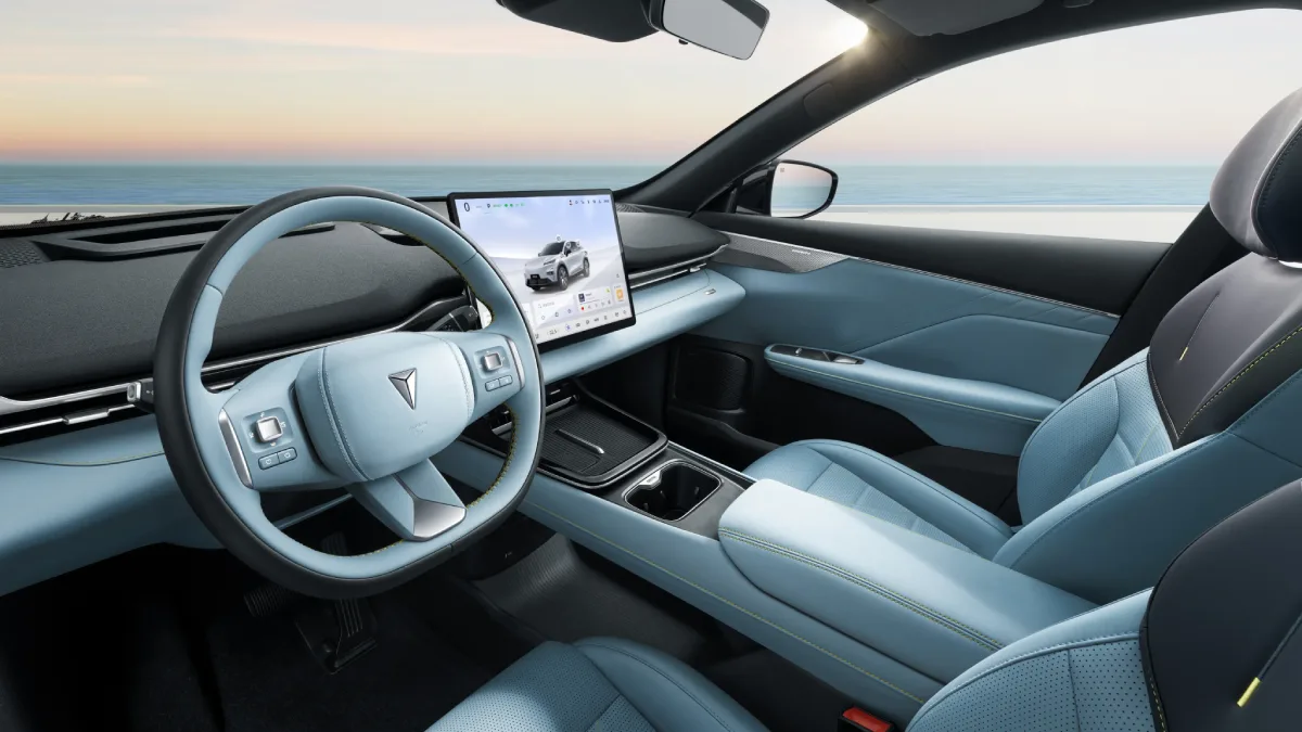 Wnętrze Deepala S05 PHEV z dużym ekranem multimedialnym i jasną kolorystyką kabiny