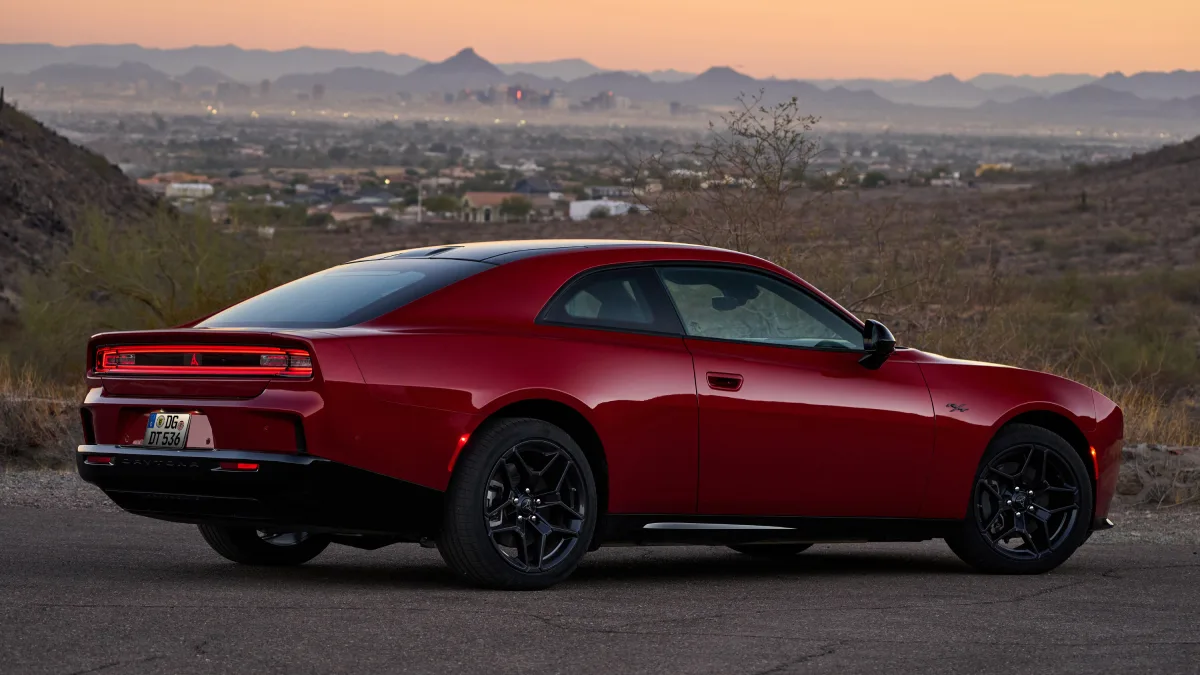 Dodge Charger 2026 z boku jako czerwony muscle car na tle pustynnego krajobrazu