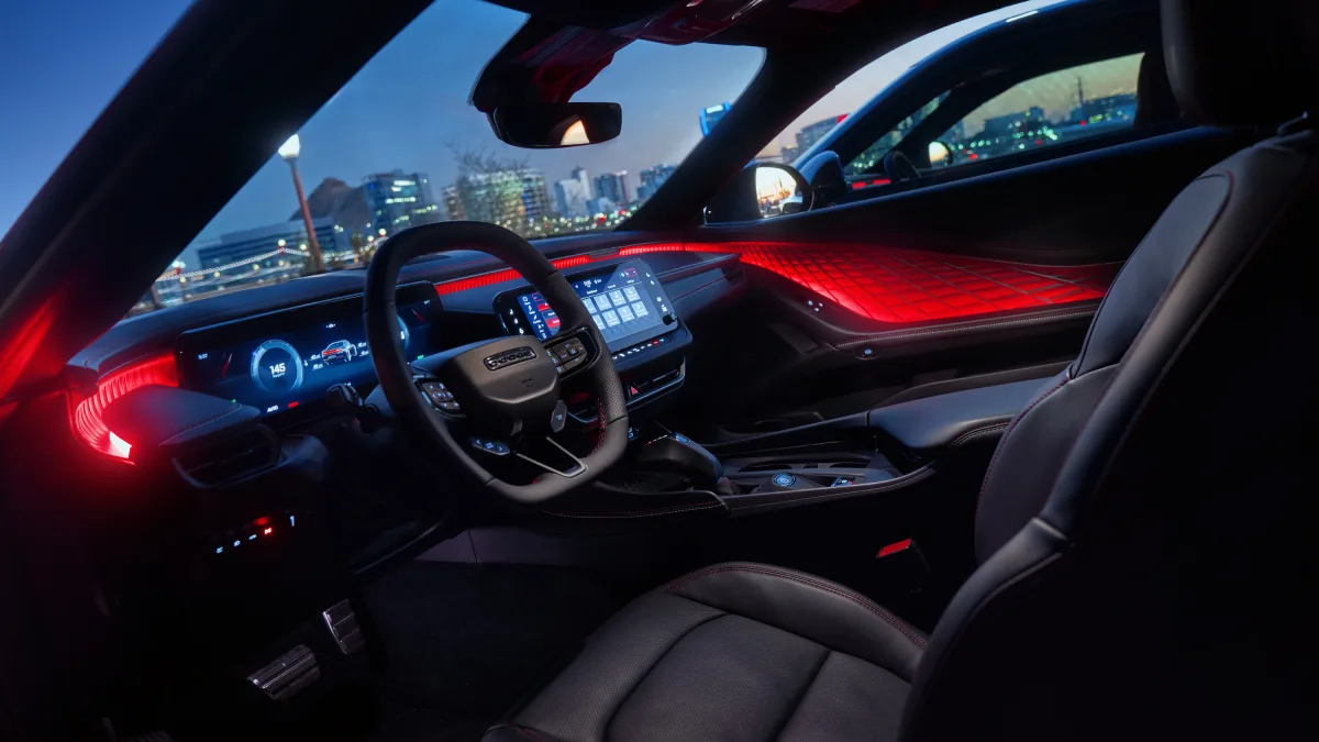 Wnętrze Dodge Chargera 2026 z cyfrowym kokpitem, ekranem centralnym i czerwonym podświetleniem