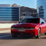 Dodge Charger Daytona 2026 w ruchu jako elektryczny muscle car dostępny do zamówienia w Europie
