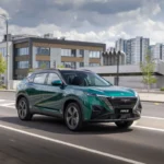 Zielony Dongfeng Mage podczas jazdy, dostępny promocyjnie za 109 900 zł