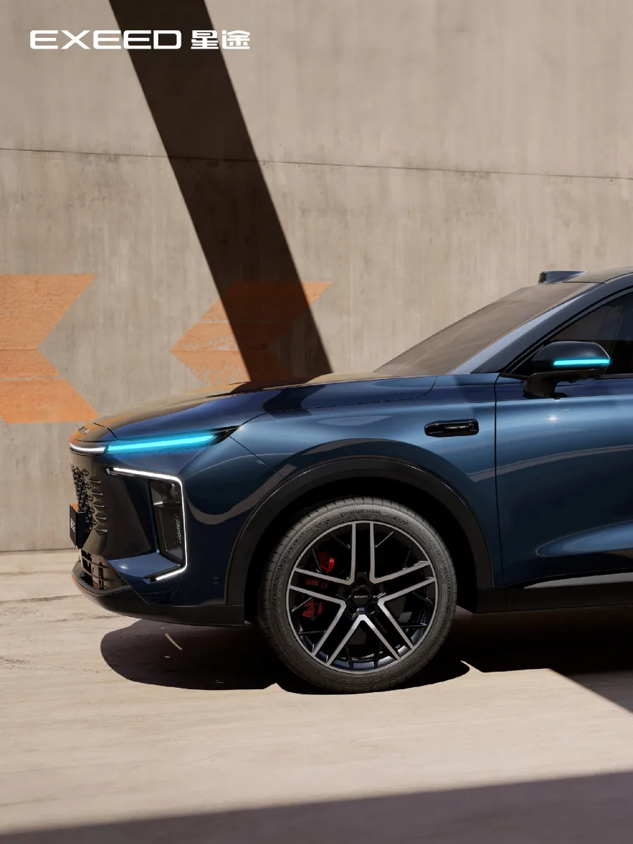 Przednia część EXEED EX6 z podświetleniem LED i sportową stylistyką