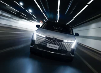 GAC EMKOO Hybrid w Polsce: 232 KM i cena 144 900 zł GAC EMKOO Hybrid w ruchu, chiński SUV hybrydowy o mocy 232 KM w polskiej ofercie