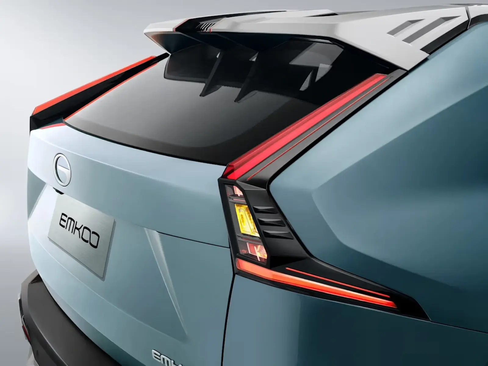 Tył GAC EMKOO Hybrid z charakterystycznymi lampami i oznaczeniem modelu