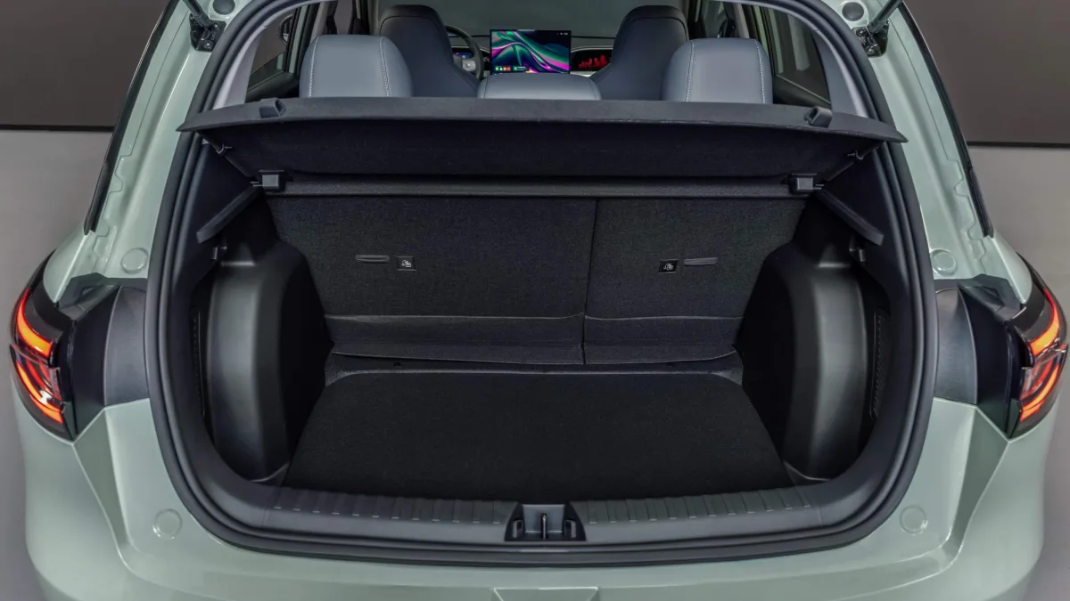 Otwarty bagażnik Geely E2 o pojemności 375 litrów