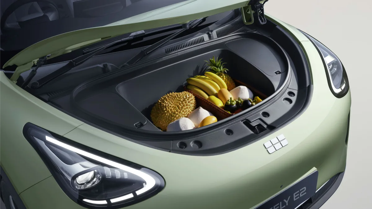 Przedni schowek Geely E2 o pojemności 70 litrów