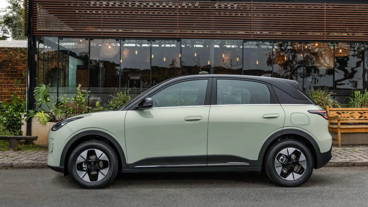 Boczny profil Geely E2 z rozstawem osi 2650 mm
