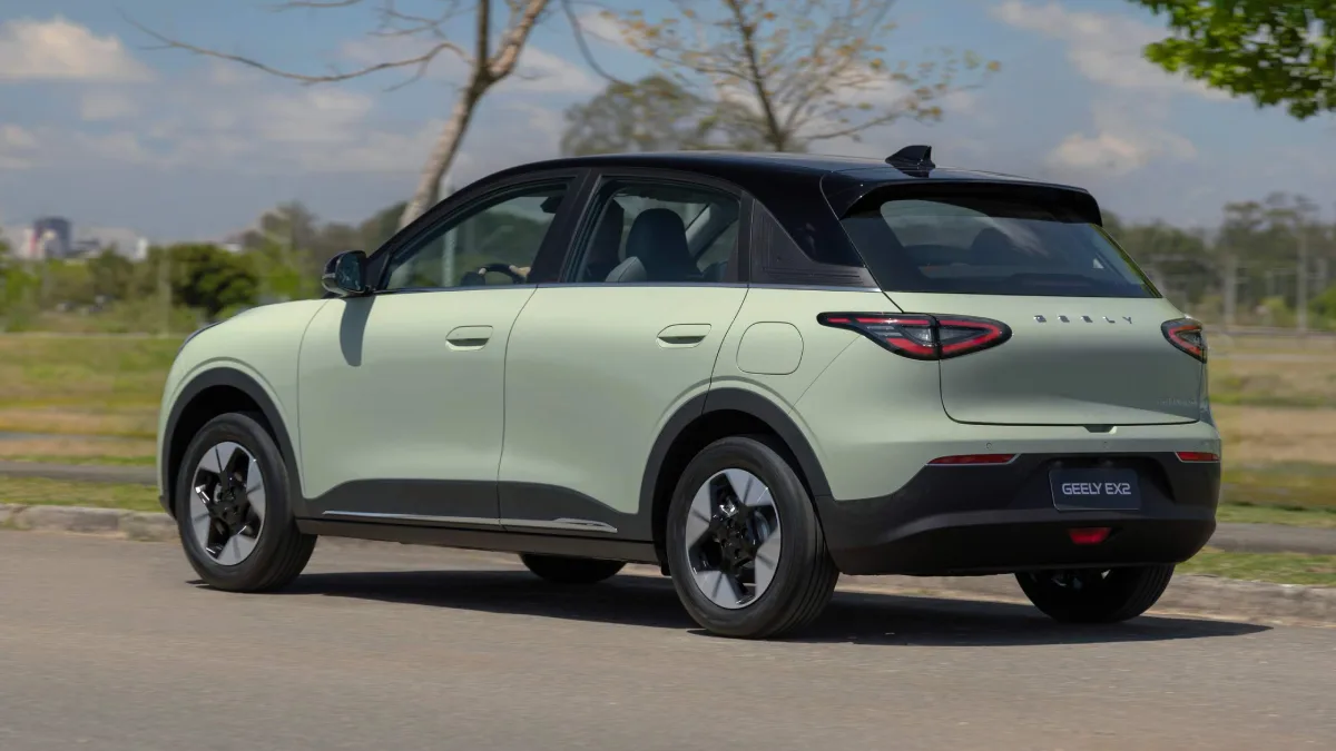 Zielone Geely E2 pokazane z tyłu podczas jazdy
