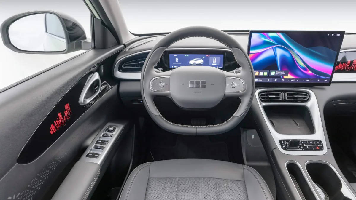 Wnętrze Geely E2 z ekranem multimedialnym 14,6 cala