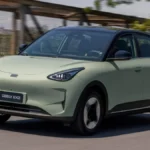 Zielone Geely E2 pokazane z przodu podczas jazdy
