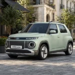 Hyundai INSTER Lounge w kolorze Glow Mint na miejskiej ulicy