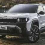 Jeep Compass 4xe w ujęciu trzy czwarte z przodu nad jeziorem