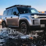 Jetour Traveler 8 podczas jazdy przez wodę w górskim terenie