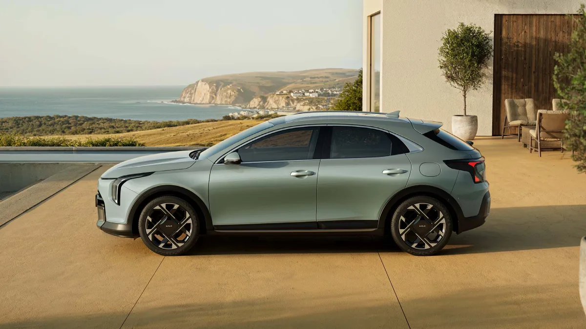 Kia XCeed 2027 z boku jako kompaktowy crossover na tle wybrzeża