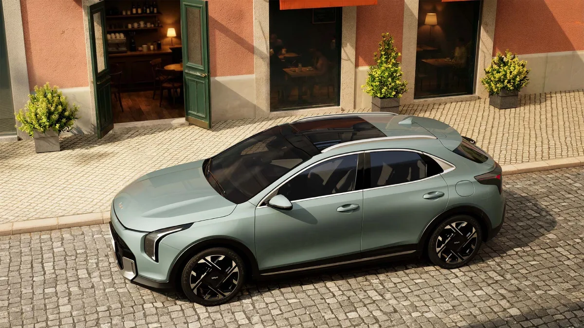 Kia XCeed 2027 w ujęciu z góry na miejskiej ulicy