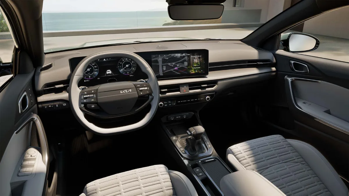 Wnętrze Kia XCeed 2027 z ekranem 12,3 cala i jasną tapicerką