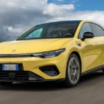 Leapmotor B05 2026 w żółtym kolorze, elektryczny hatchback podczas jazdy