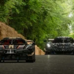 Model LEGO Technic Koenigsegg Sadair's Spear i pełnowymiarowa konstrukcja na trasie Goodwood. Koenigsegg z LEGO.