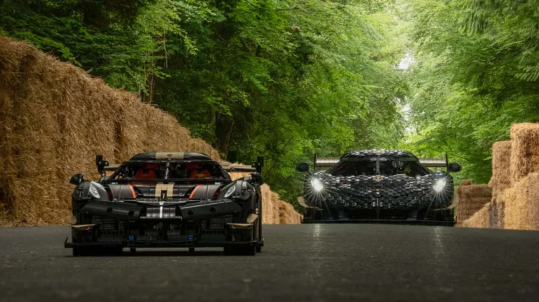 Model LEGO Technic Koenigsegg Sadair's Spear i pełnowymiarowa konstrukcja na trasie Goodwood. Koenigsegg z LEGO.