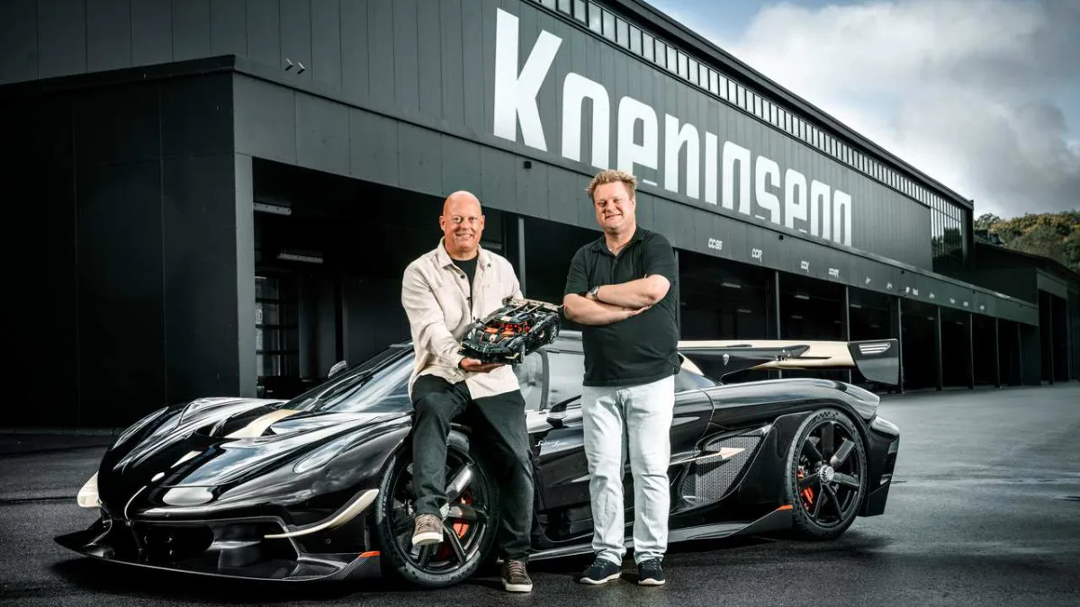 Zestaw LEGO Technic Koenigsegg Sadair's Spear prezentowany przed fabryką Koenigsegga