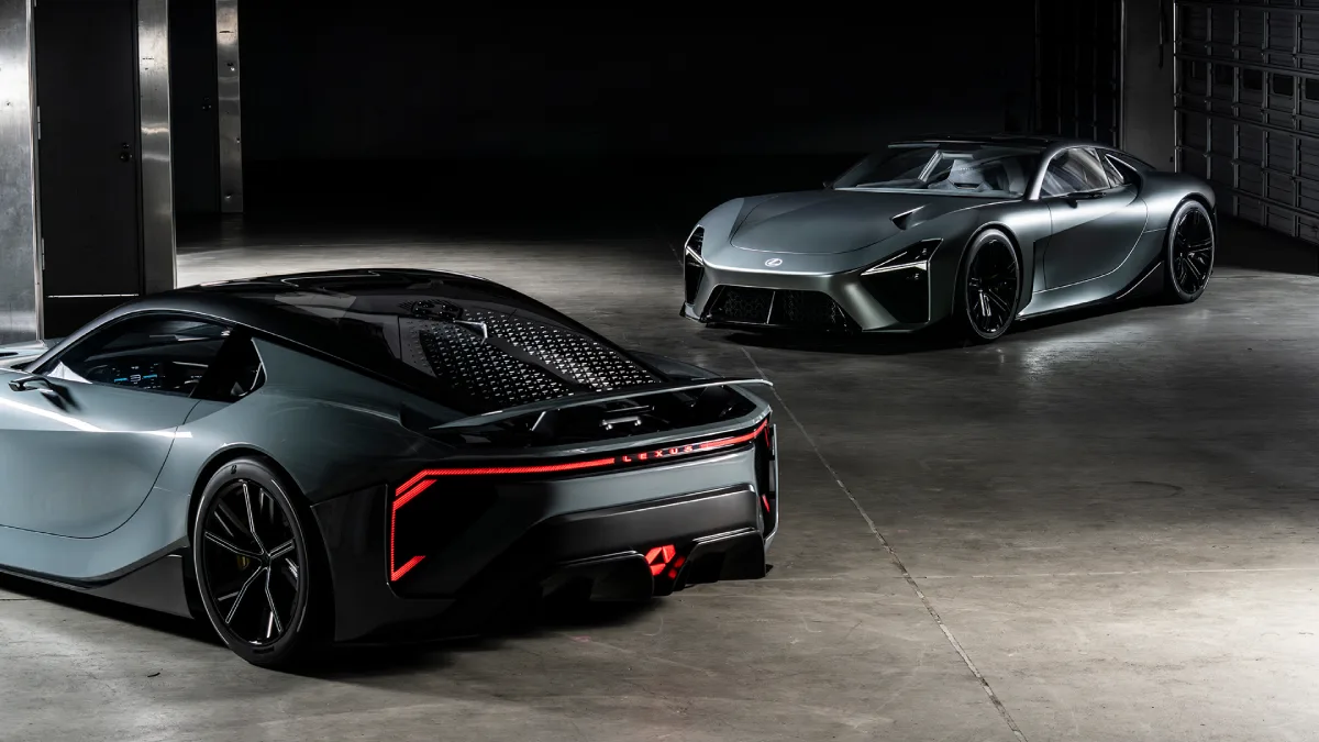 Tył Lexusa LFA Concept i Toyota GR GT w garażu