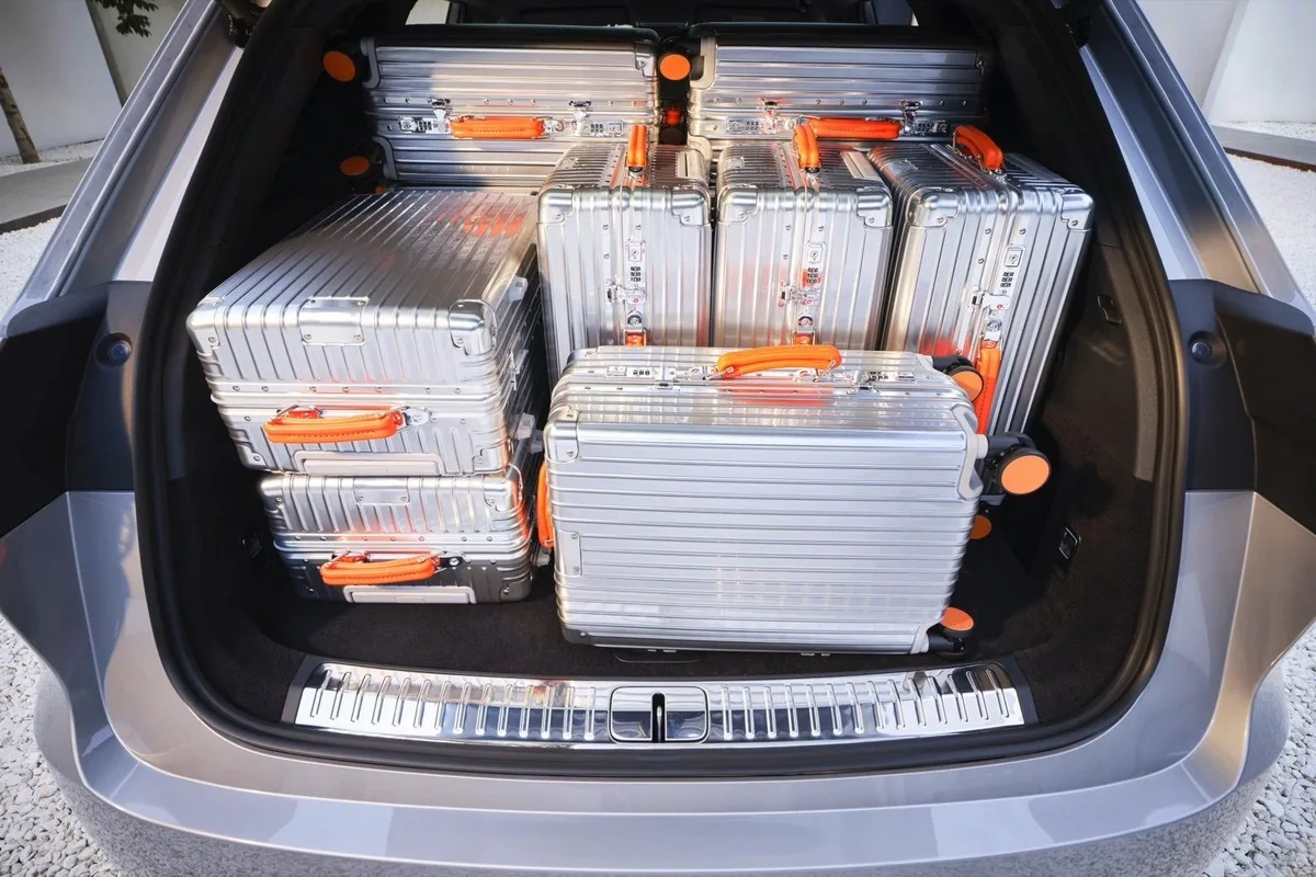 Bagażnik Li Auto L8 2026 wypełniony walizkami