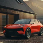 Czerwony Lotus Eletre X H1000 widziany z przodu przed domem w górach