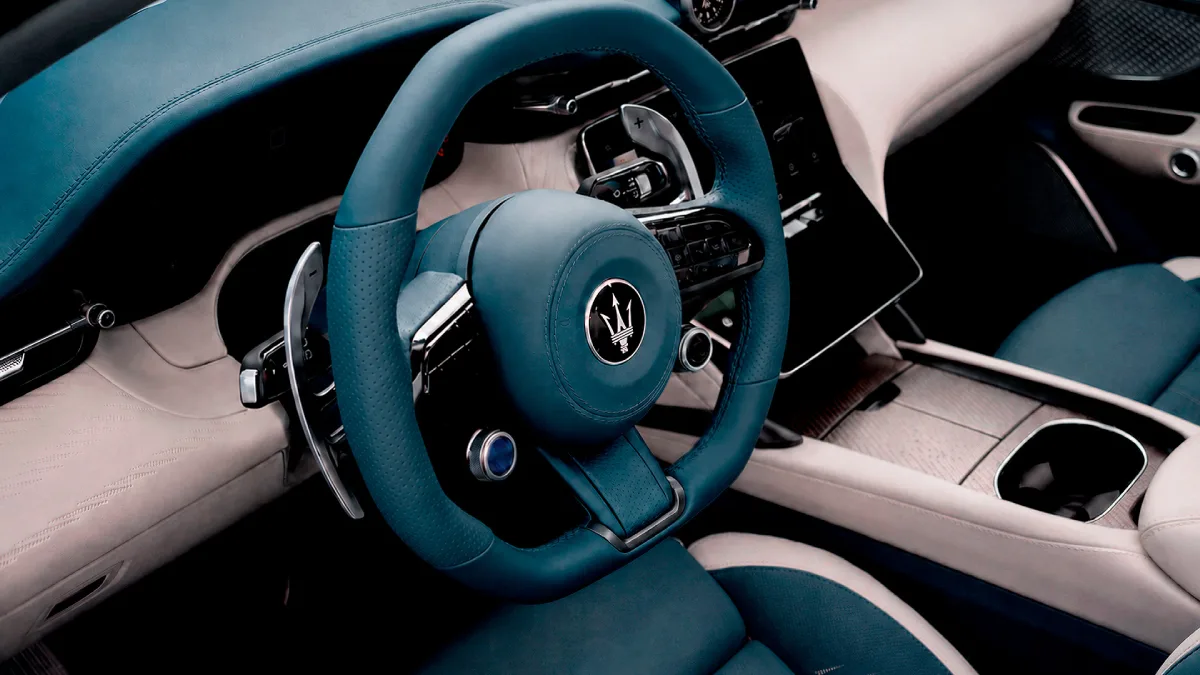 Nowa kierownica we wnętrzu Maserati GranTurismo i GranCabrio