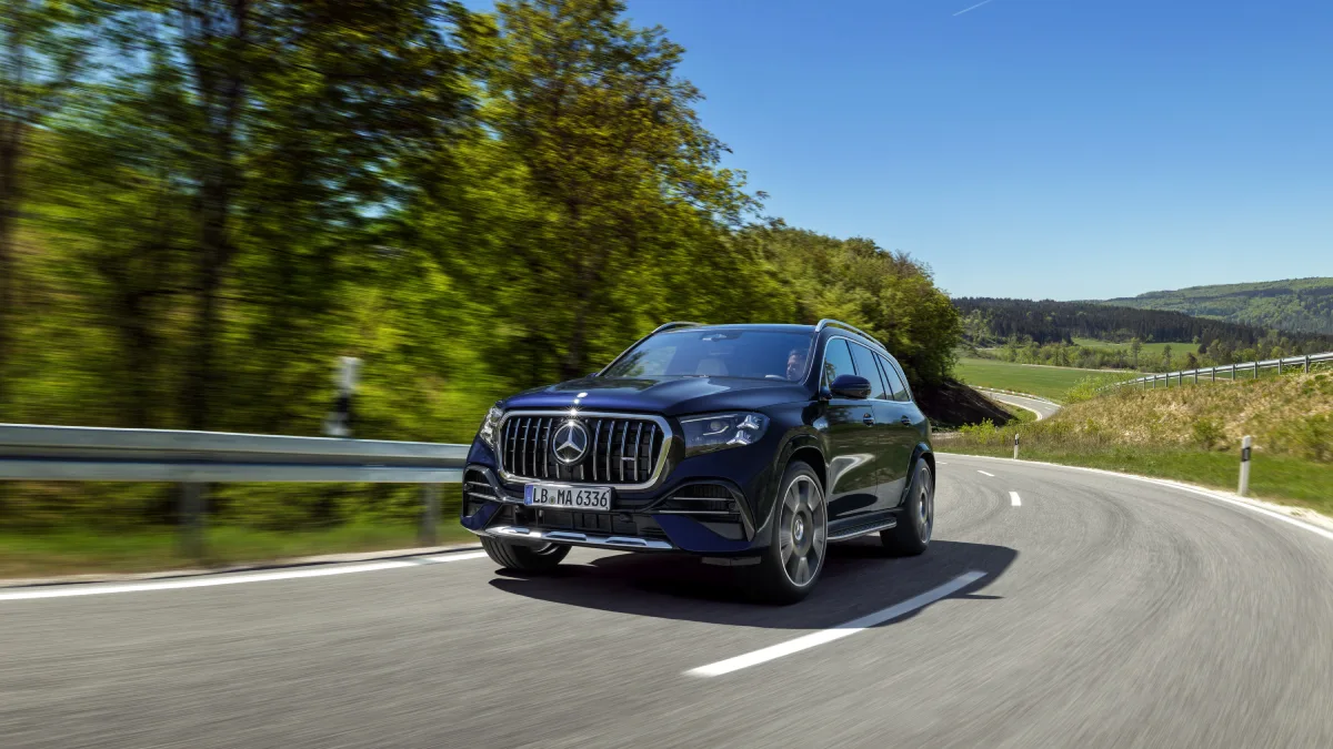 Mercedes-AMG GLS 63 4MATIC+ jadący po górskiej drodze
