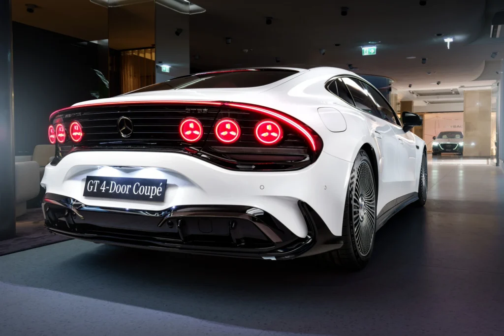 Tył Mercedesa-AMG GT 4-Door Coupé z charakterystycznymi światłami