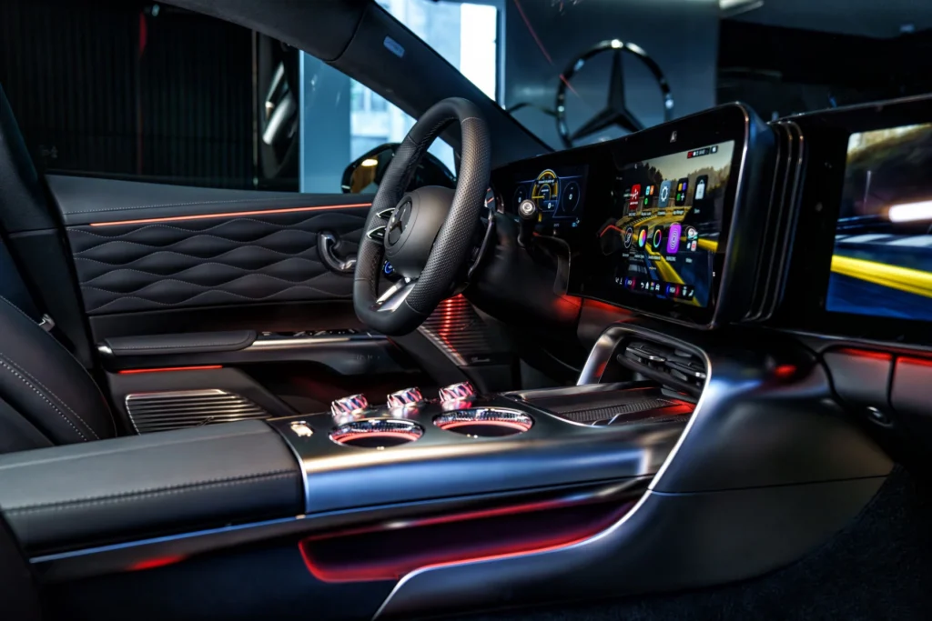 Wnętrze Mercedesa-AMG GT 4-Door Coupé z ekranami i sportowym kokpitem. Mercedes-Benz Warszawa.