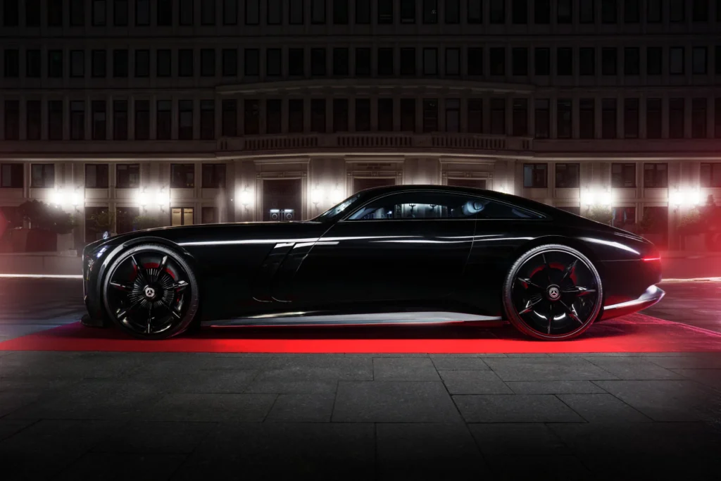 Mercedes-Benz Warszawa. Vision Iconic pokazany z boku podczas premiery w Warszawie