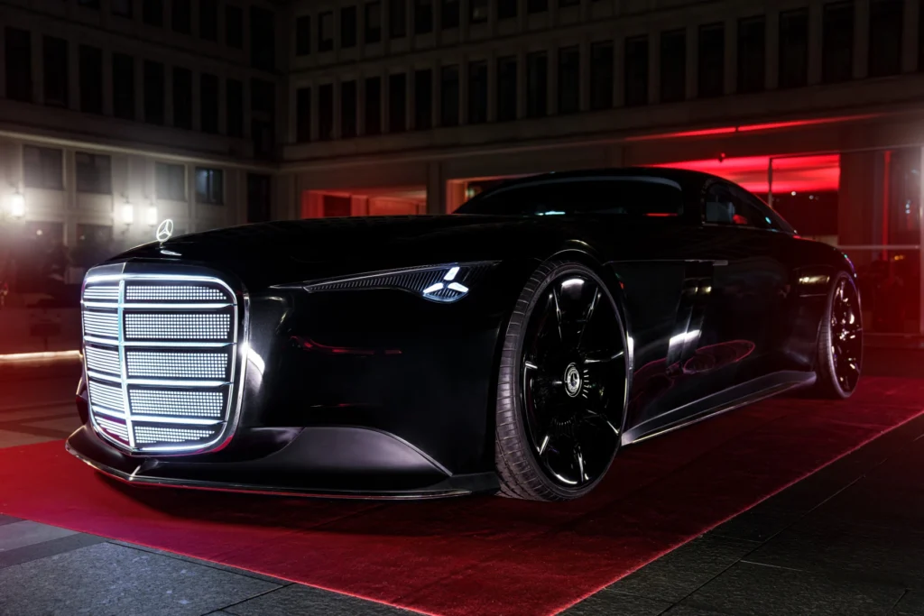 Mercedes-Benz Vision Iconic z podświetlanym grillem podczas premiery w Warszawie. Mercedes-Benz Warszawa