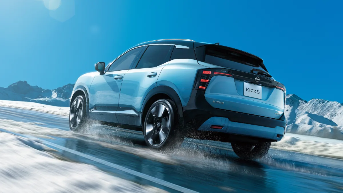 Nissan Kicks e-POWER e-4ORCE 2026 podczas jazdy po zaśnieżonej drodze