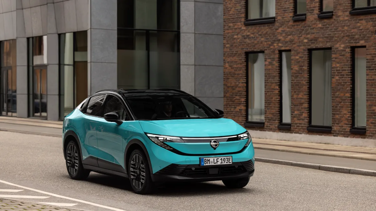 Nowy Nissan LEAF trzeciej generacji jako elektryczny crossover w miejskim otoczeniu
